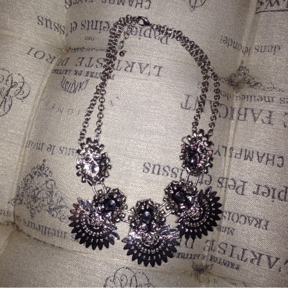 💎 Stunning Statement Necklace 💎 - Picture 3 of 7